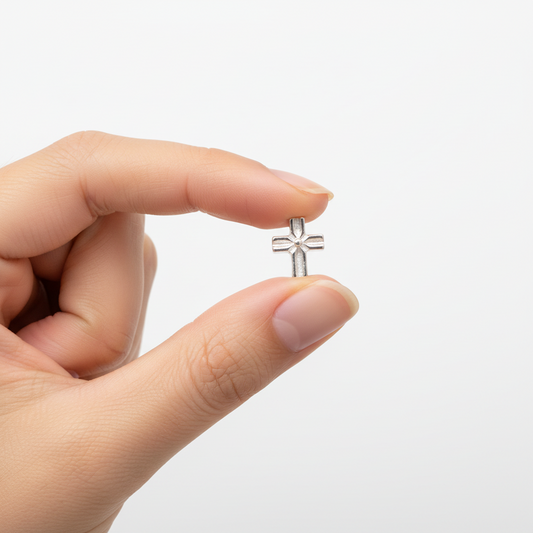 Pendientes Mini Cruz con Relieve Plata.