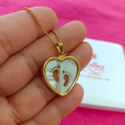 Gargantilla 👣 Piesitos en Nácar con corte de corazón Gold.