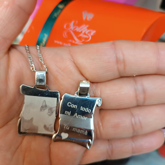 Cadena con  Placa Pergamino Personalizado Plata.
