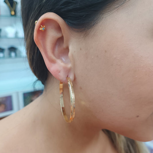 Argolla L en medio con relieve diamantado  Gold