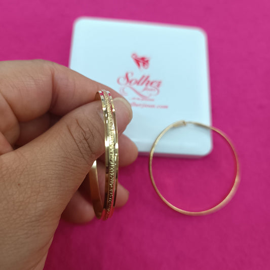 Argolla L en medio con relieve diamantado  Gold