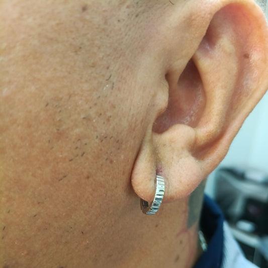 ARGOLLAS PLATA 925 ARO FACETADO IRREGULAR BRILLO RODIO.